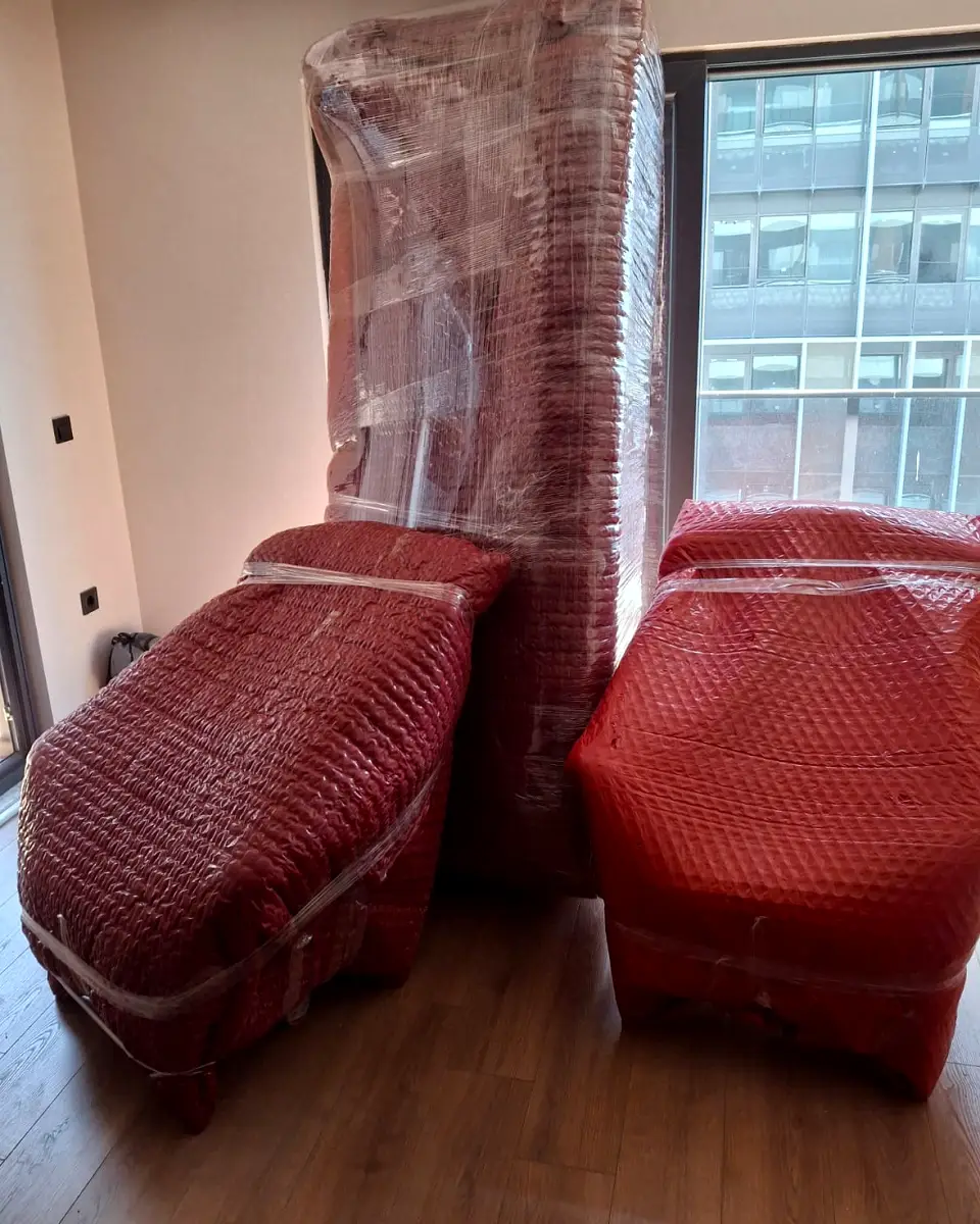 Yeni dairede balonlu naylon ve streçle ambalajlanmış koltuk takımı